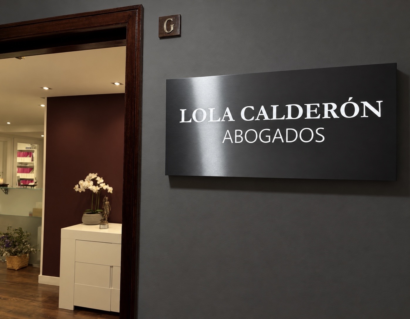Letrero de entrada Lola Calderón Abogados
